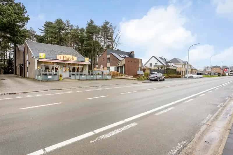 Ruim handelspand + 2 vakantiewoningen.