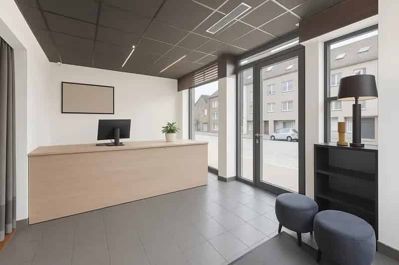 Kantoor met woonst en privé-parking te Roeselare