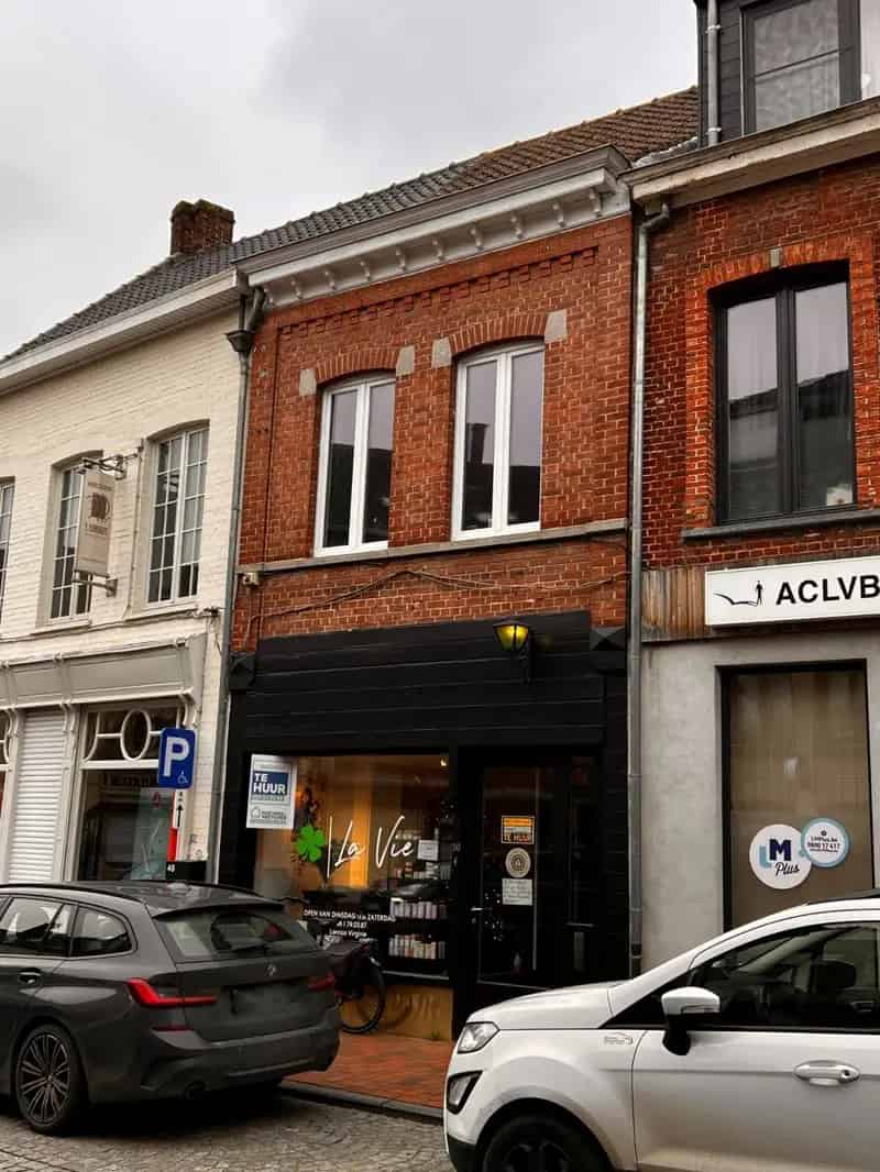 RUIM HANDELSPAND MET APPARTEMENT EN GARAGE IN CENTRUM POPERINGE