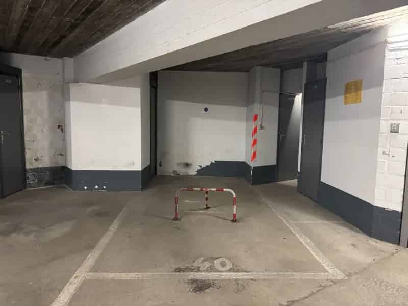 Autostaanplaats met extra bergruimte te koop in Middelkerke