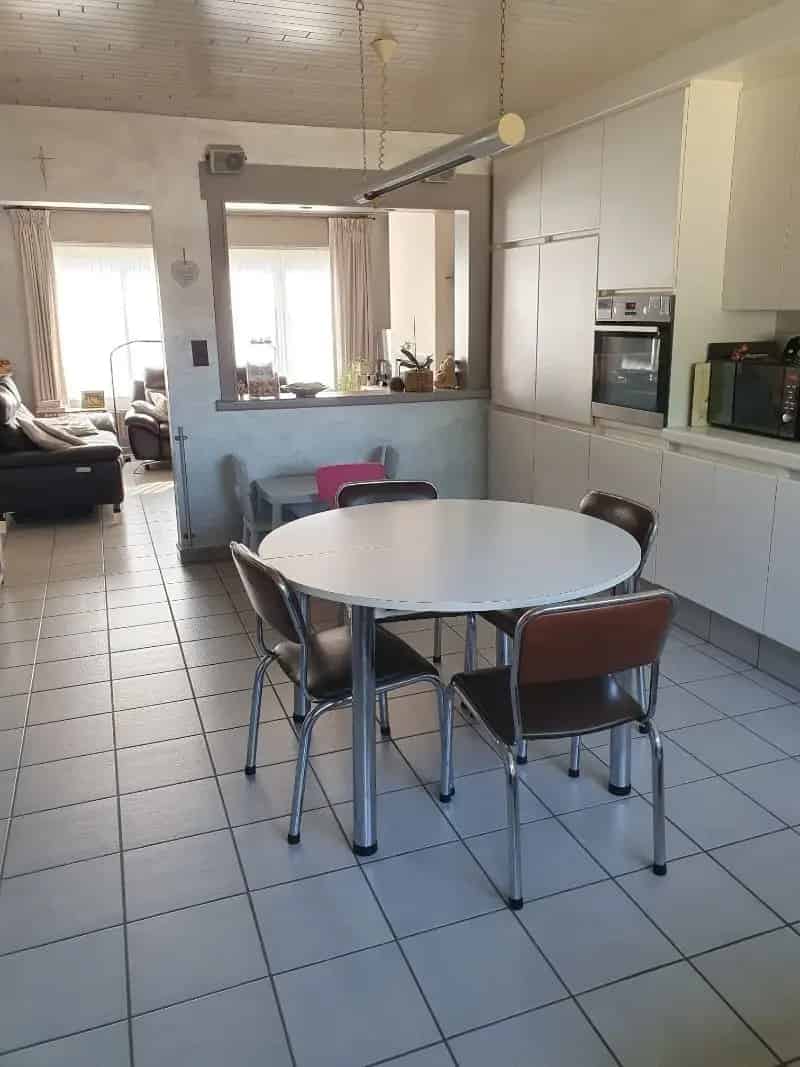 Rustig gelegen, halfopen woning met 3 slpks, tuin en ruime garage op wandelafstand van de Leie en de Zavelput. Energielabel D, zonnepanelen...