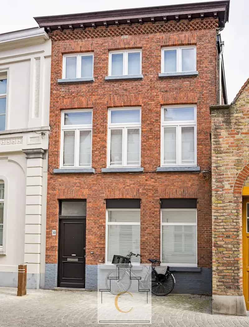 Trendy stadswoning - totaalrenovatie, strakke lijnen en een keitof terras - topligging Moerstraat