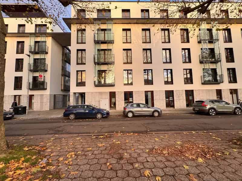 Ruim commercieel kantoor/praktijkruimte langsheen de Coupure uit 1997 met 205 m² bruikbare oppervlakte