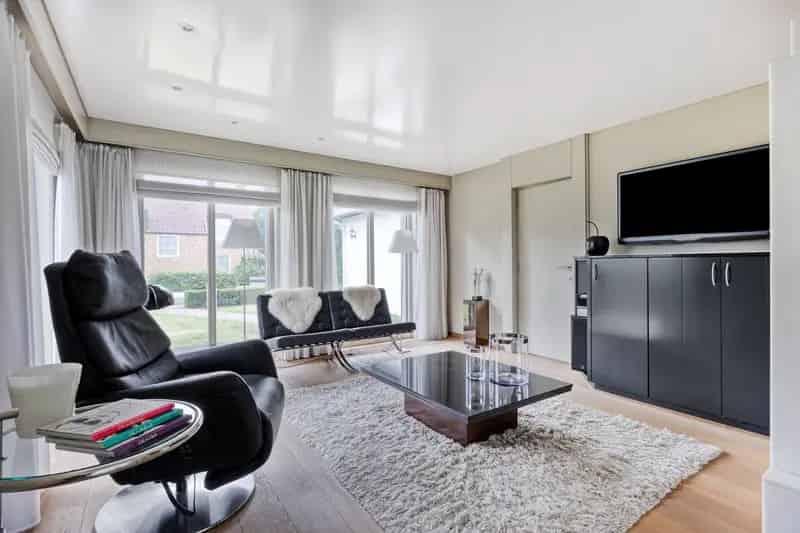 Klassiek landhuis met 4 slaapkamers, bureel en ondergrondse garage op prachtig perceel van 1000 m² nabij Lommel-centrum