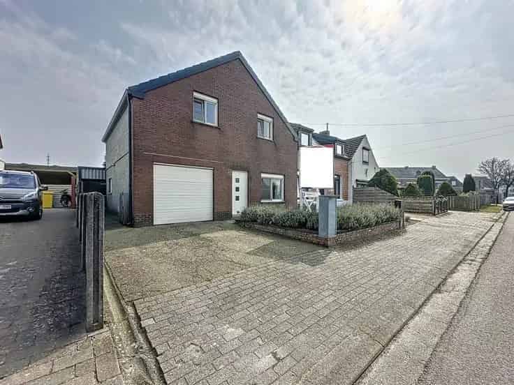 Huis te Koop in Mol: 4 Slaapkamers, Groot Bijgebouw