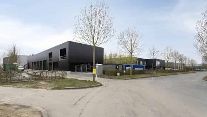 Magazijn met bureel te huur in Ambachtenlaan 10, Wevelgem - Dewaele
