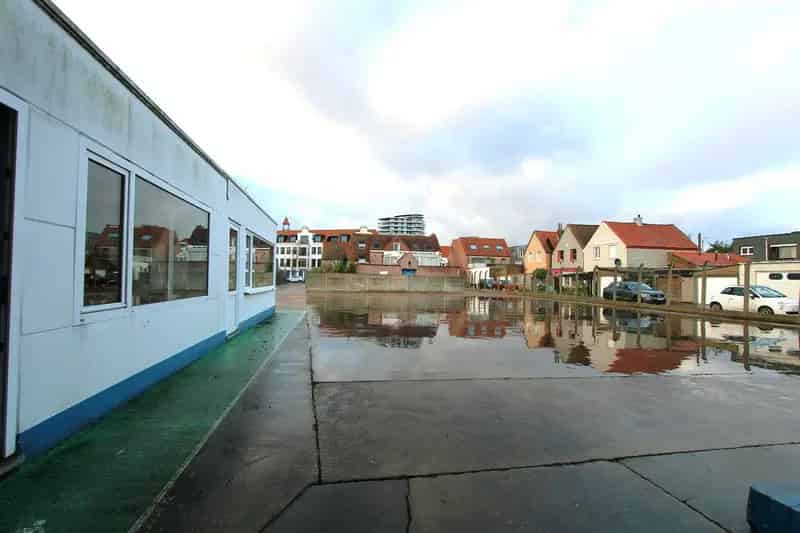 Magazijn (760m²) met koer (850m²) en bureelruimte (85m²) te huur centrum Knokke Nieuwstraat