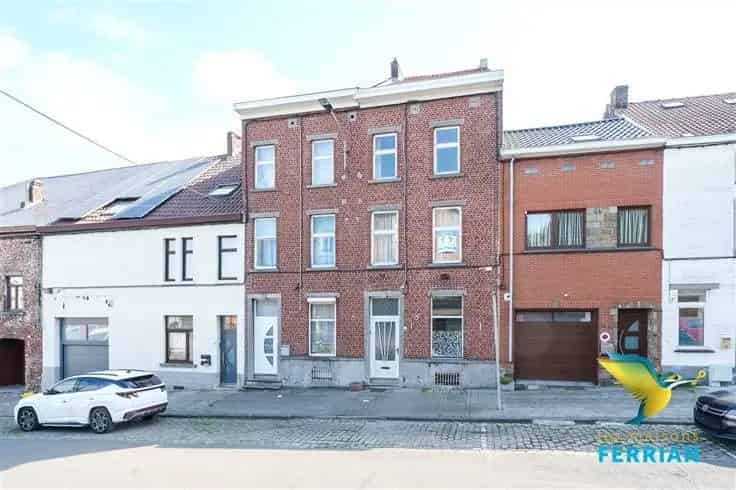 Huis Te Koop met Studio 32m2 en Potentieel