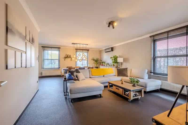 Instapklare gerenoveerde ruime woning op perceel van 8a