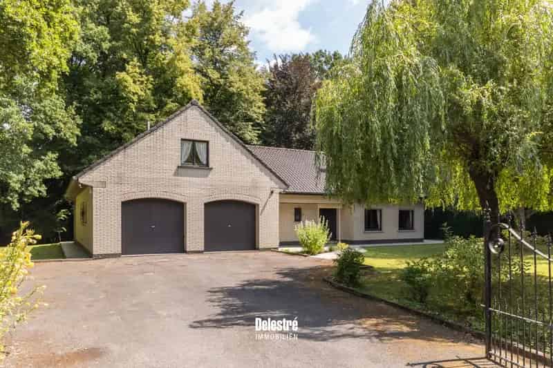 TIJDLOZE VILLA OP 3.317 M2 BOIS DE STRIHOUX