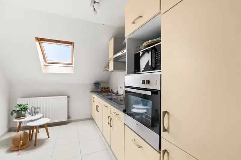 Lichtrijk appartement dichtbij het centrum van Gistel met staanplaats én garage!