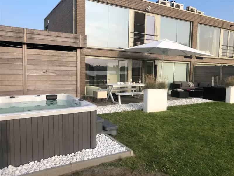 Huis te koop aan het water: Rustig gelegen HOB met 3 slaapkamers