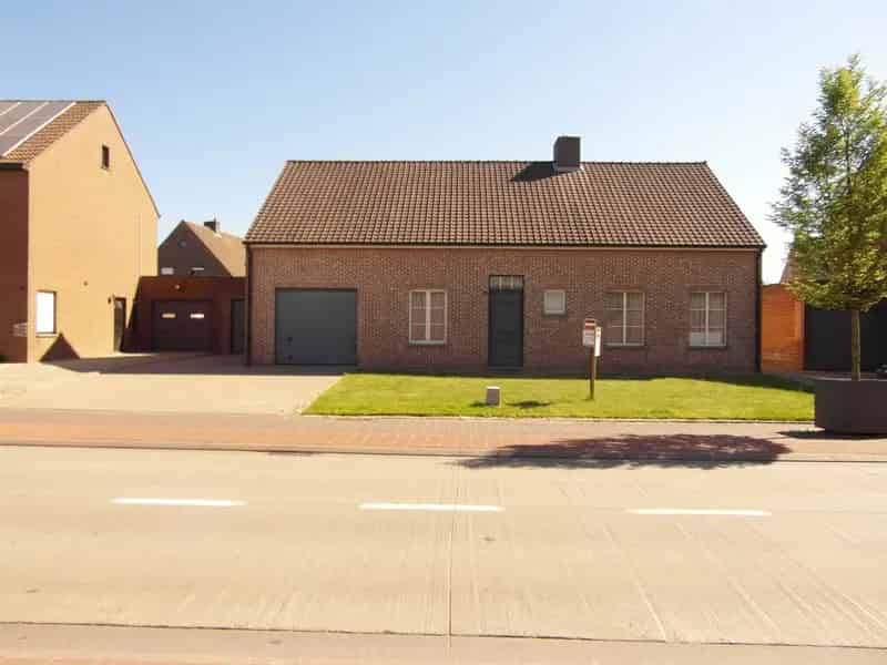 Huis te huur: 2 slaapkamers, 2 garages, uitbreidingsmogelijkheden