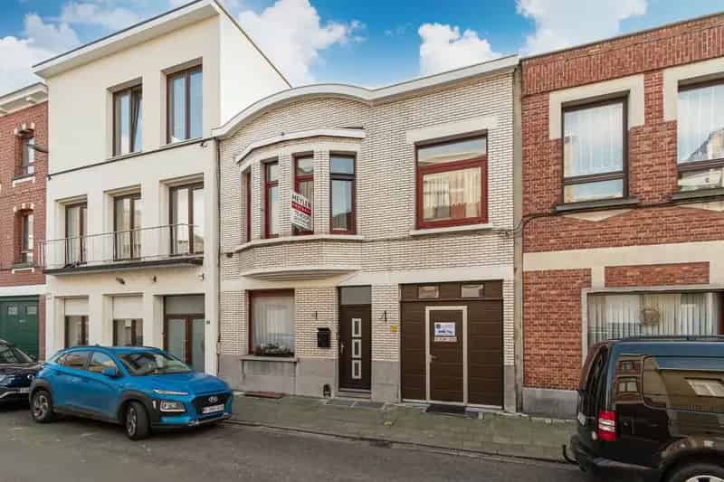 Zeer ruime woning met 4 slaapkamers, tuin en garage