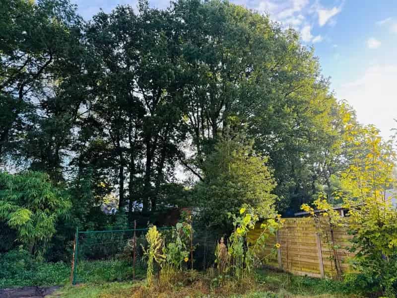 Bouwgrond half open woning in rustig groen kader