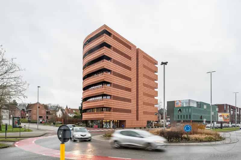 Volledig ingerichte en verhuurde kantoorverdieping in het zakelijke centrum van Genk (Botta-gebouw)