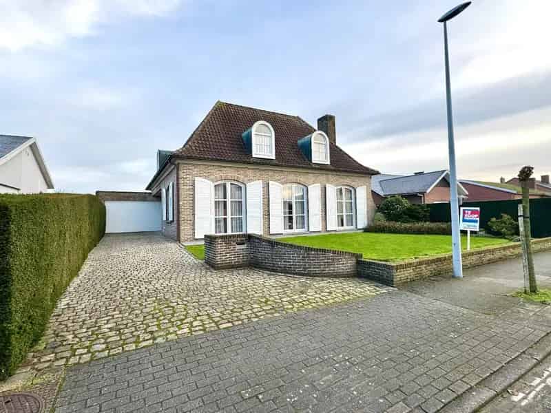 ALLEENSTAANDE VILLA MET 4 SLAAPKAMERS, GARAGE EN TUIN