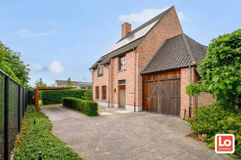 Ruime, charmante en degelijke alleenstaande villa met inpandige garage op een rustige en makkelijk bereikbare locatie tussen Lochristi en Gent.
