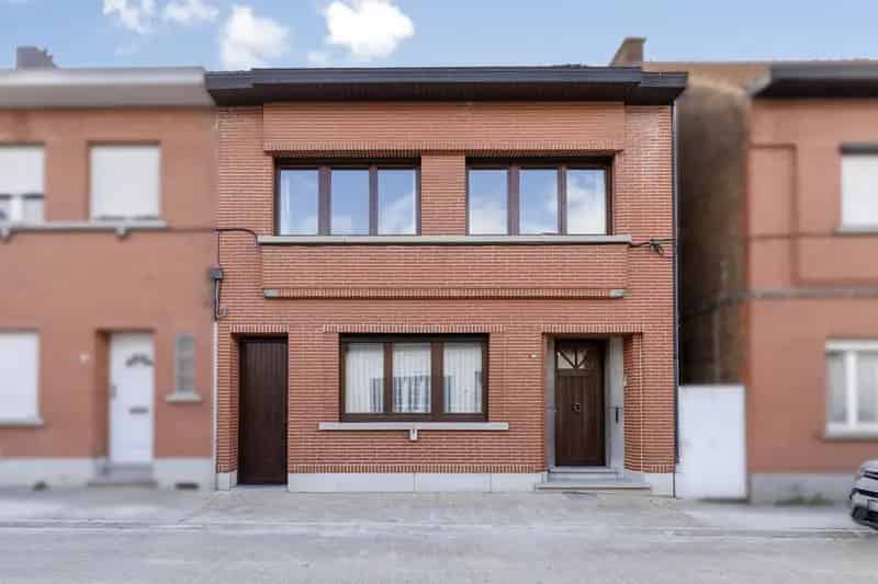 Te koop in Welle! Ben je op zoek naar een ruime woning waarvan je de inrichting met een beperkt budget nog volledig naar je hand kan zetten? Dan is dit pand de perfecte match voor jou! Deze woning heeft 3 slaapkamers en mits inrichting van de zolder uitbr