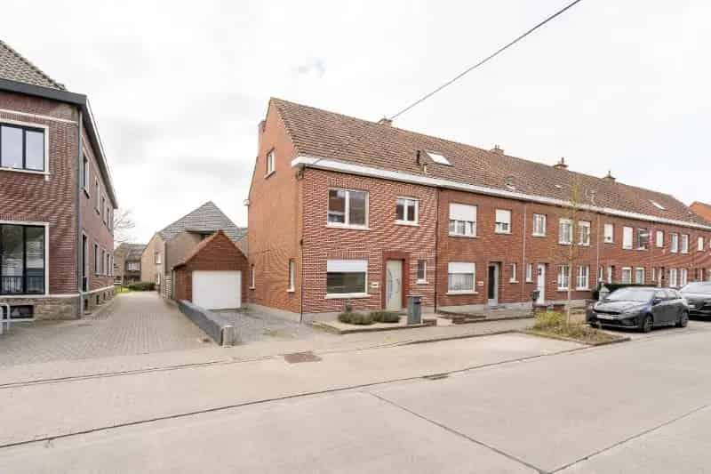 Halfopen woning met 3 slpks en garage