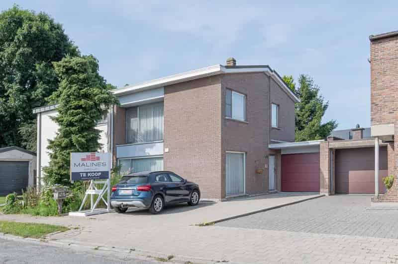 Op te frissen gezinswoning in rustige woonwijk