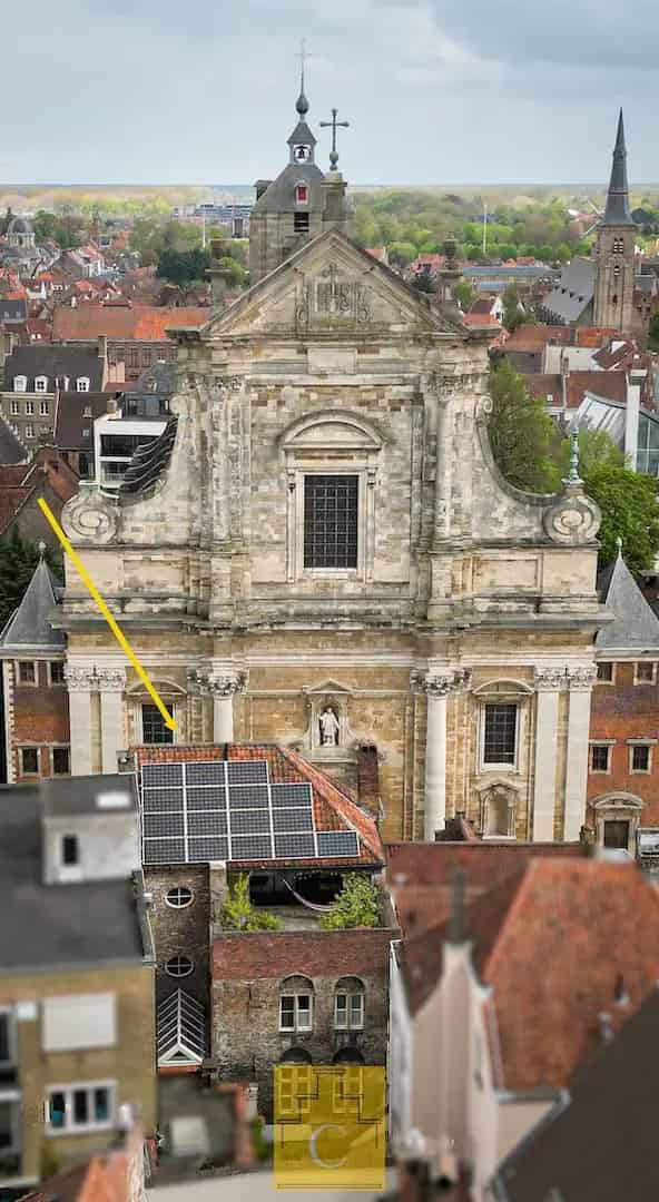 Herenwoning op idyllisch plein aan de Sint-Walburgakerk
