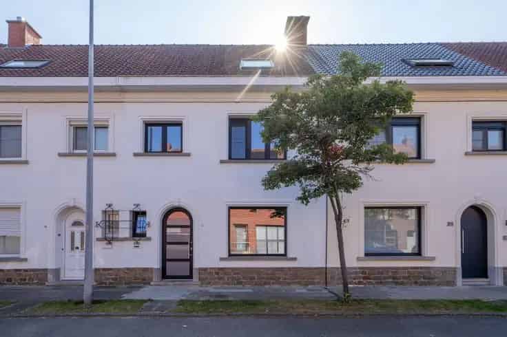 Huis Te Koop Izegem - Gerenoveerde gezinswoning met tuin