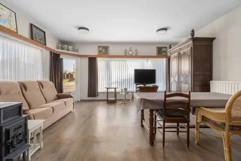Ben jij op zoek naar een ruime woning met vier slaapkamers en potentieel? Deze ruime, te renoveren woning biedt niet alleen een comfortabele woonruimte, maar ook de mogelijkheid om een professionele ruimte in te richten, ideaal voor bijvoorbeeld een kanto