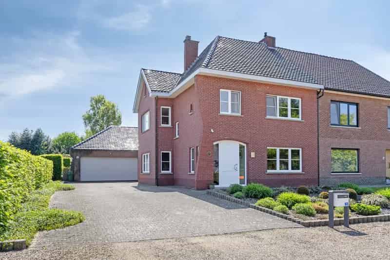 Huis te koop Zutendaal: Ruime woning met zwemvijver