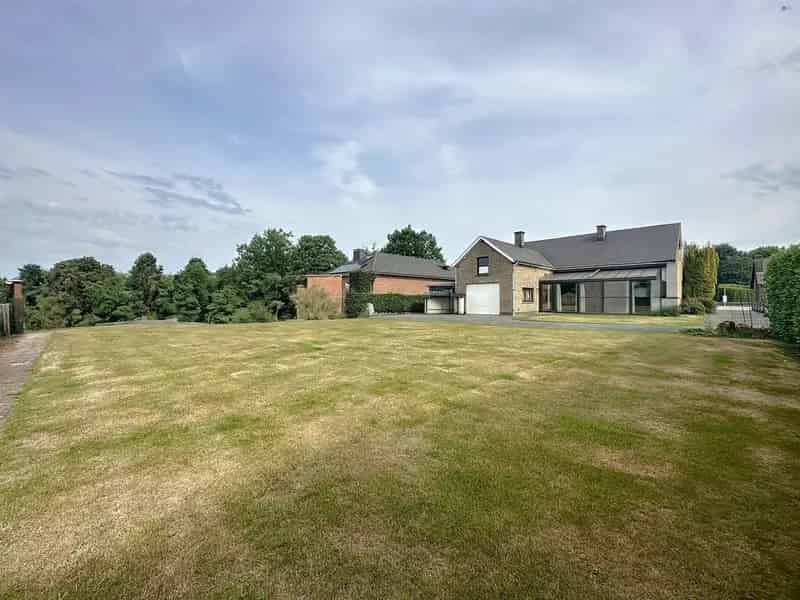 Open bebouwing met 4 slaapkamers op perceel van 2.062m² omringd door velden!