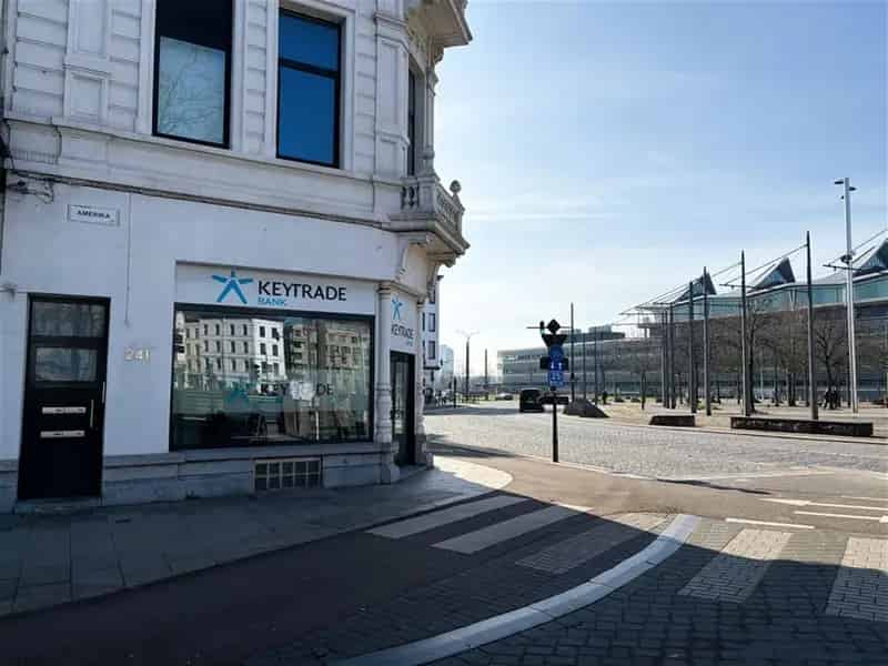 Commercieel gelijkvloers met uitzicht op het Justitiepaleis