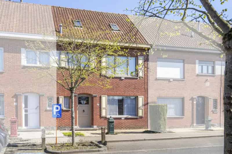 Te renoveren gezinswoning met tuin in Aalbeke nabij Kortrijk