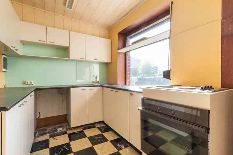 Ben je op zoek naar een renovatieproject op een begeerde ligging in Impe? Dan is deze woning in de Essestraat zeker iets voor jou! Deze door groen omgeven ligging zorgt voor prachtige verzichten en een gevoel van rust.

Indeling gelijkvloers: 
- Woonkamer