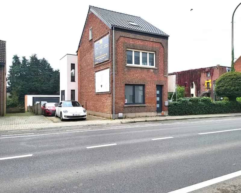 Ruime, nog licht af te werken woning gelegen te Eppegem.
