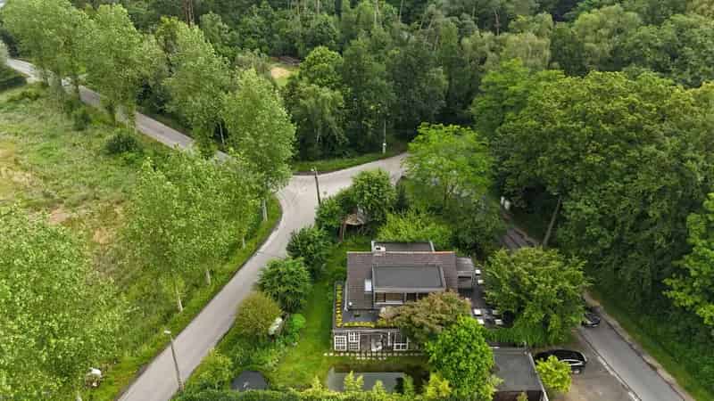 Ruime gezinswoning te huur met 6 slaapkamers en zwemvijver
