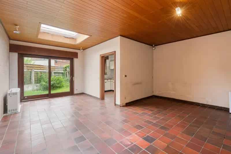 Ben je op zoek naar een renovatieproject met veel potentieel nabij centrum Wetteren? Zoek niet verder! Deze woning op de Zuidlaan 89 heeft wat jij zoekt. 

Indeling gelijkvloers:
- Inkomhal
- Apart toilet
- Aparte ruimte die kan dienen als praktijkruimte,