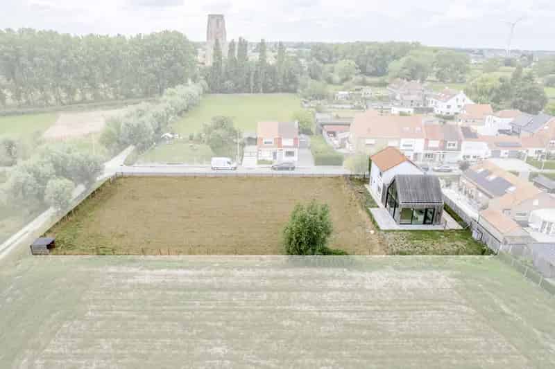 Lissewege – Geniet van groen, rust en ruimte in dit prachtig gerenoveerd landhuis met panoramisch uitzicht!

Deze stijlvolle en kwaliteitsvol afgewerkte woning biedt alles voor wie op zoek is naar comfort én charme. De indeling omvat een inkomhal, een bad