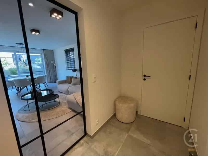 Moderne Woning met 4 Slaapkamers en Inpandige Garage in Lombardsijde