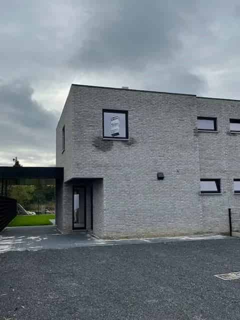 Instapklare nieuwbouw woning op 327 m² grond met 3 slaapkamers. Hoge afwerkingsgraad en laag energieverbruik!!!