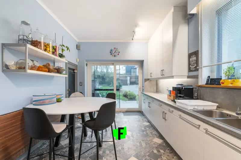 Karaktervolle woning met 7 grote ruimtes in te richten als slaapkamer, kantoor of hobbyruimte