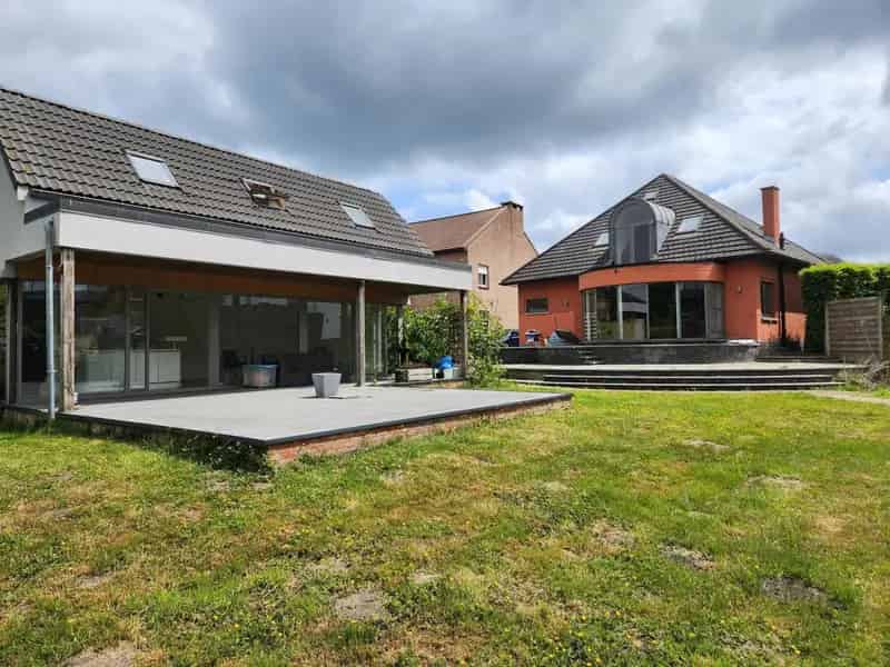 Ruime op te frissen villa met zicht op de weides met tof bijgebouw