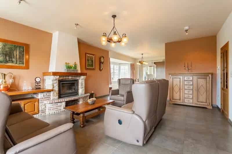 Villa op een perceel van 9a 74ca met garage en potentieel voor 4 à 5 slaapkamers.