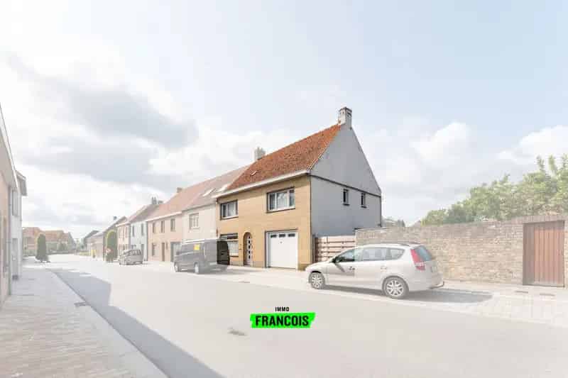 Ruime (4-6slpk) te renoveren halfopen bebouwing met zonnige tuin en inpandige garage te Slijpe