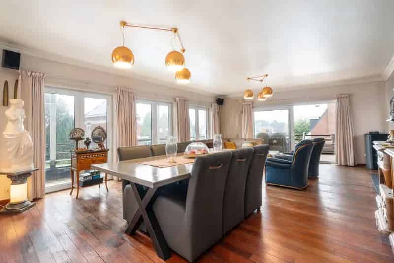 Bent u op zoek naar een ruime woonst gecombineerd met een unieke handelsruimte op een goede locatie? Dit duplex appartement van maar liefst 189 m² met een handelszaak/werkplaats van 800 m² in Schellebelle biedt u de perfecte mix van wonen en werken.  Inde