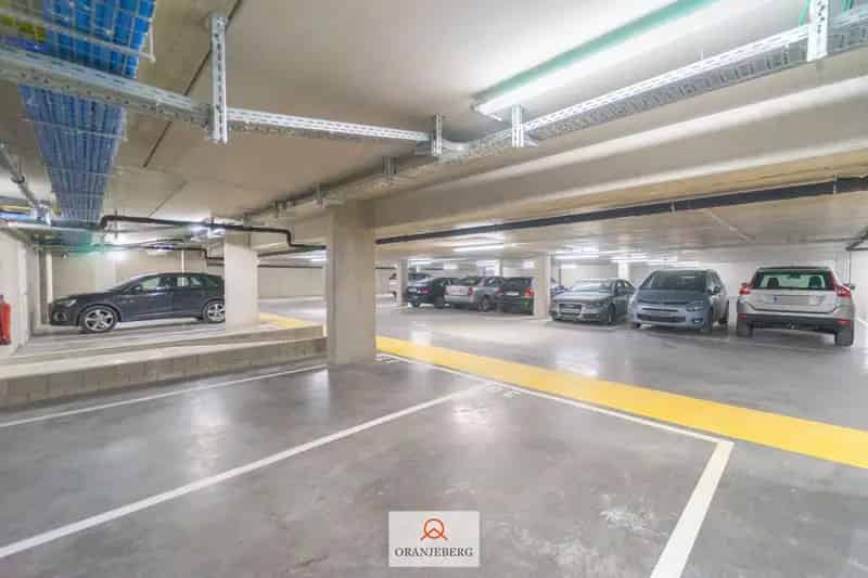 Autostaanplaats te huur in afgesloten parkeergarage nabij Gent centrum