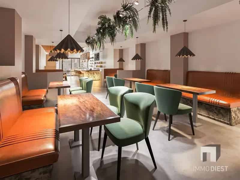 Handelspand met bovenliggend appartement.
