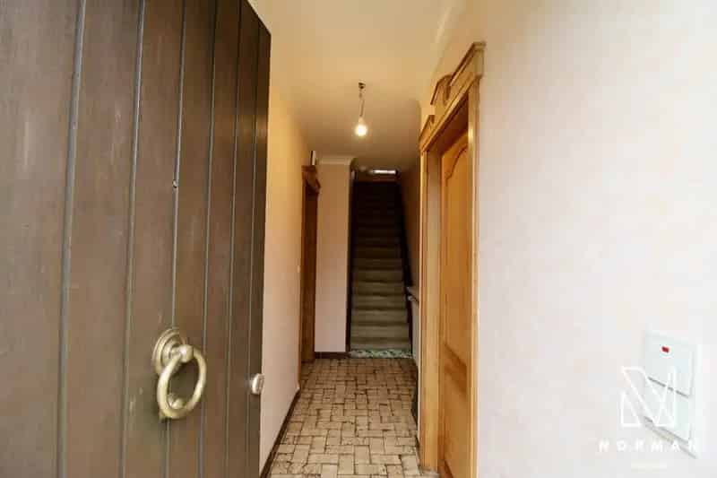 Halfopen woning met 4 slaapkamers en uitweg op toplocatie