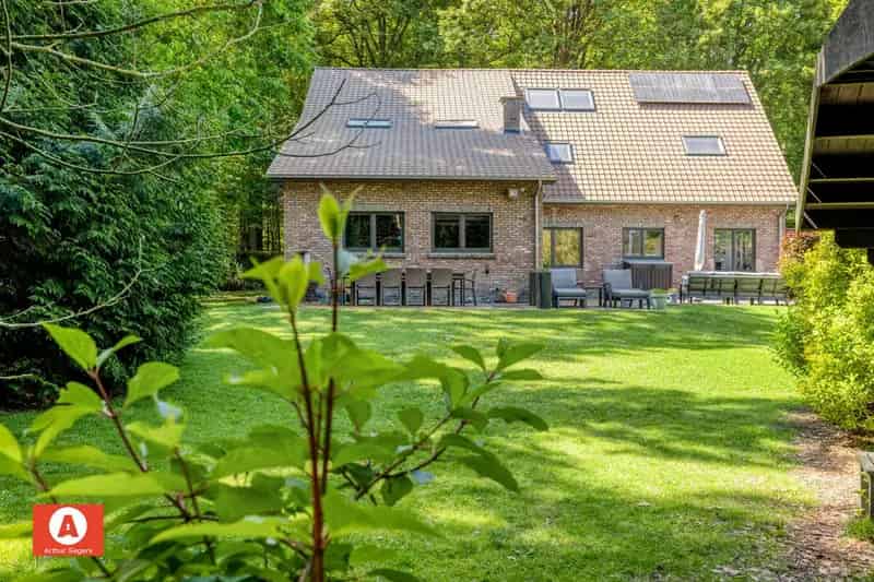 Ruim landhuis met mogelijks 5 slaapkamers in Buggenhout-Bos