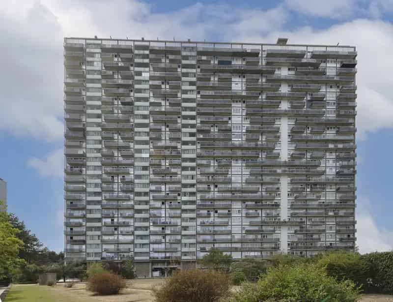 Groot appartement met 2 slaapkamers, 2 badkamers en meer.