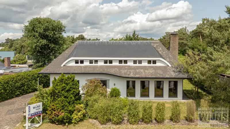 Prachtige en ruime villa met mogelijk zes slaapkamers gelegen op een toplocatie.